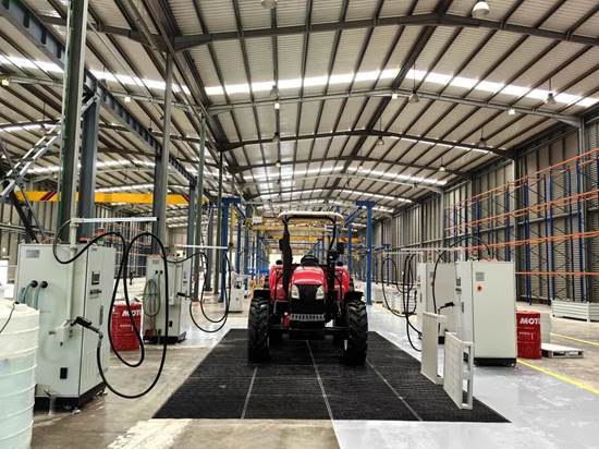 奮戰(zhàn)雙過半 中國一拖建造的剛果 布 首個(gè)拖拉機(jī)廠通過驗(yàn)收